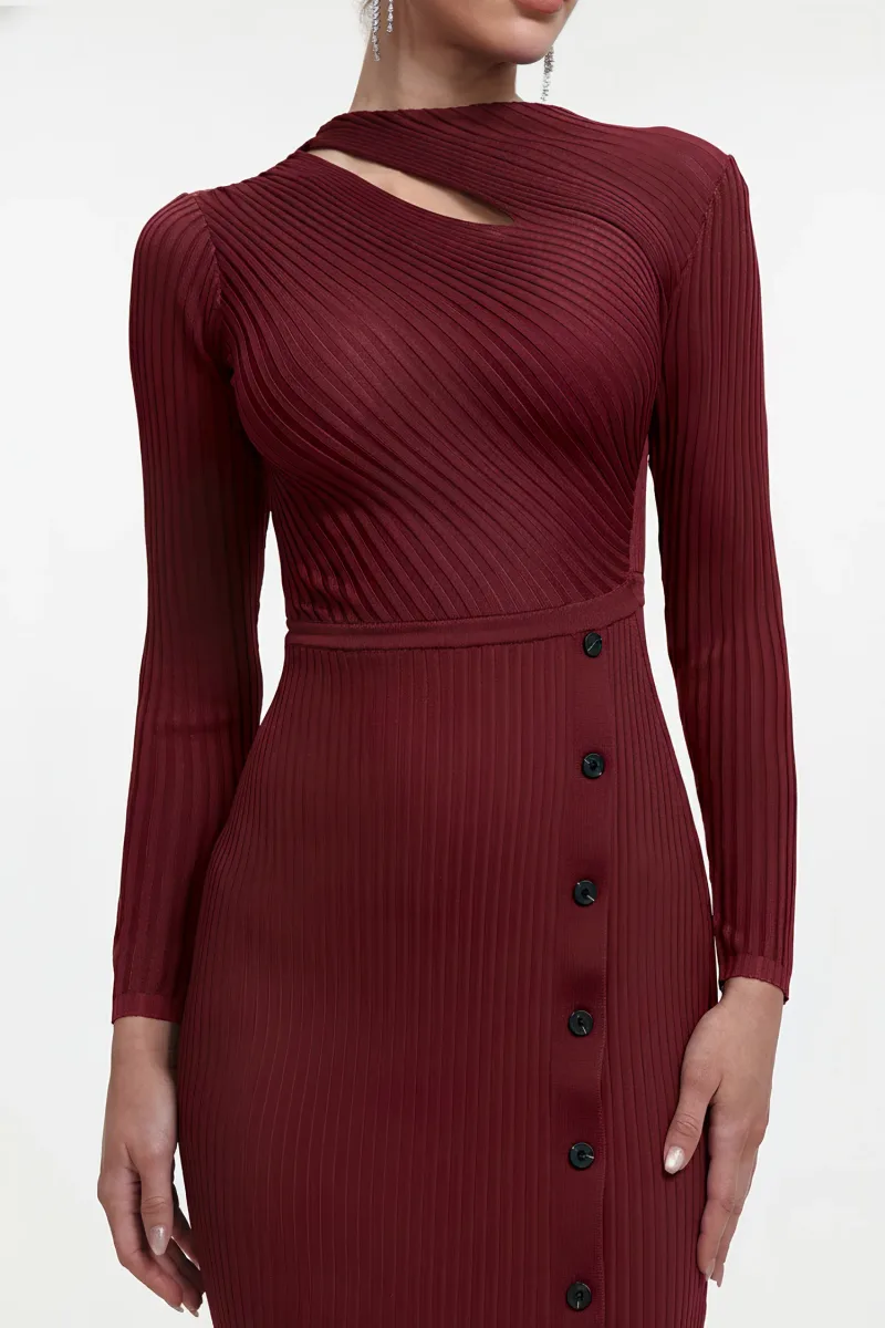 Vestido Maxi em Tricô Vermelho com Decote Vazado e Manga Longa