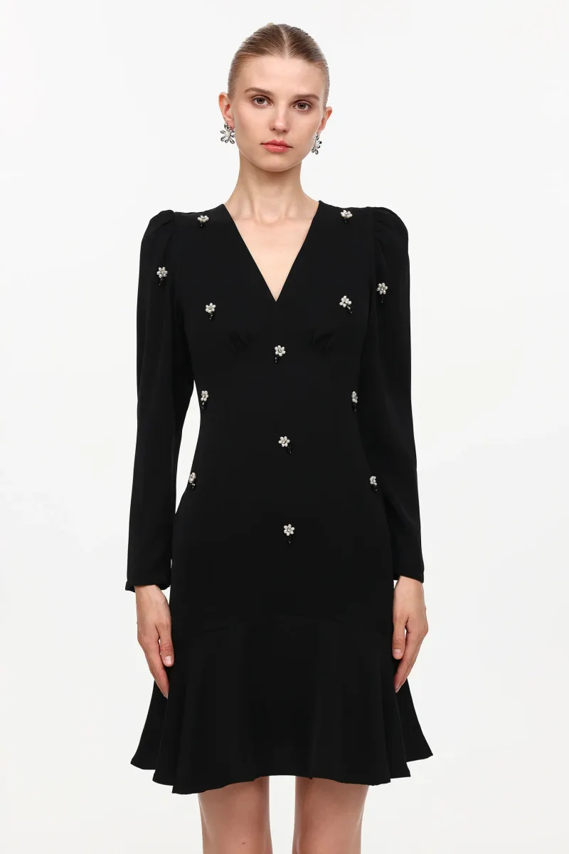 Vestido Mini Jiusi com Decote V, Manga Longa e Aplicações