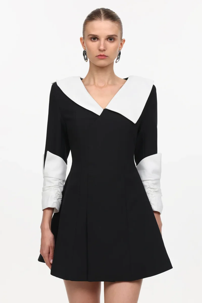 Vestido Mini Kyler com Contraste de Tecido e Manga Longa