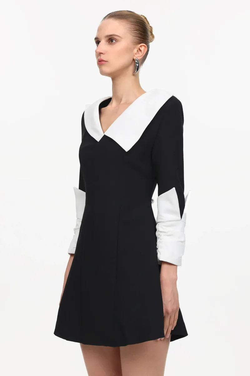 Vestido Mini Kyler com Contraste de Tecido e Manga Longa