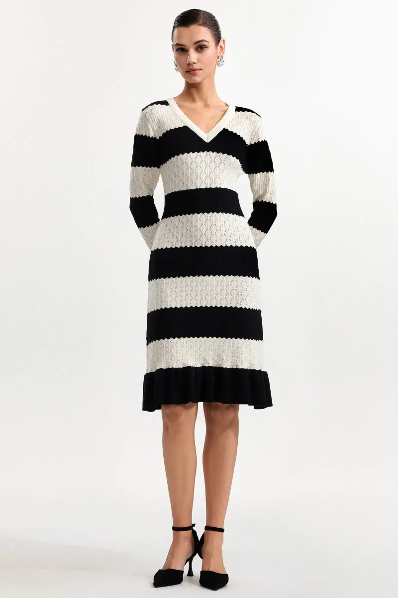 Vestido Mini Donnica Decote V Manga Longa em Tricô Listrado