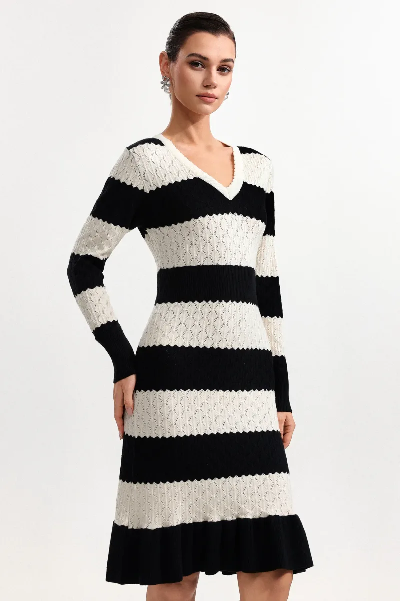 Vestido Mini Donnica Decote V Manga Longa em Tricô Listrado