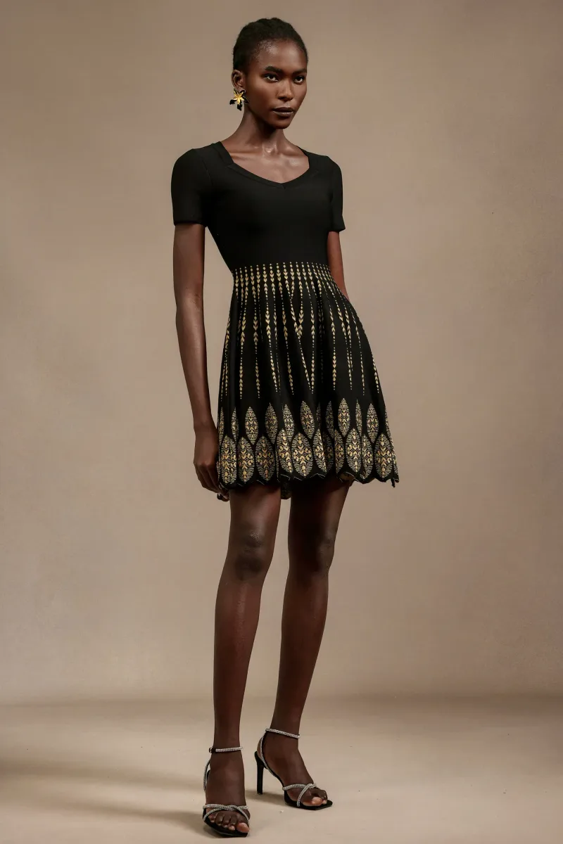 Vestido Emilee com Gola Redonda, Mangas Curtas e Textura Jacquard Comprimento Mini