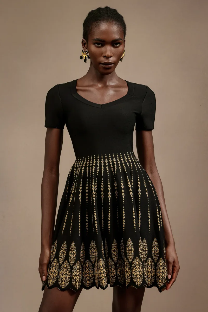 Vestido Emilee com Gola Redonda, Mangas Curtas e Textura Jacquard Comprimento Mini