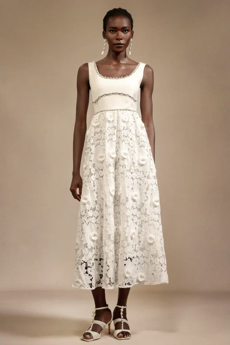 Vestido Doe Halter com Detalhe Geométrico em Renda Comprimento Midi