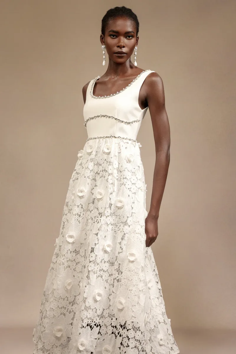 Vestido Doe Halter com Detalhe Geométrico em Renda Comprimento Midi