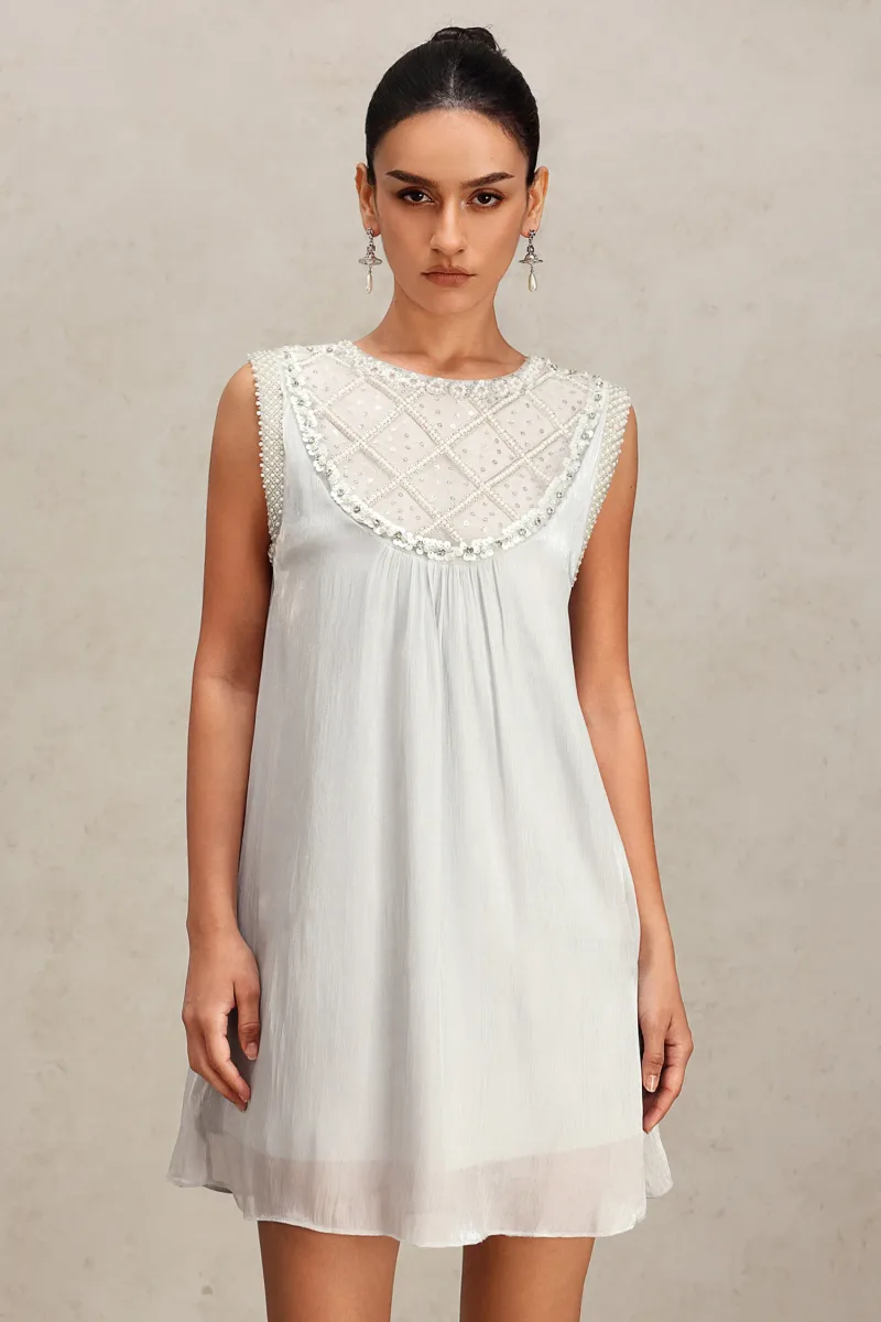 Vestido Mini Yamaly com Gola Redonda e Detalhe Diamante